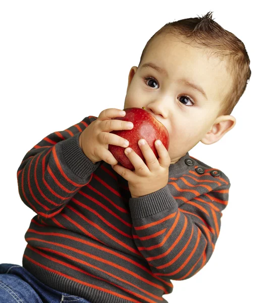 Porträtt av stilig liten suger ett rött äpple över vit bakgrunds — Stockfoto
