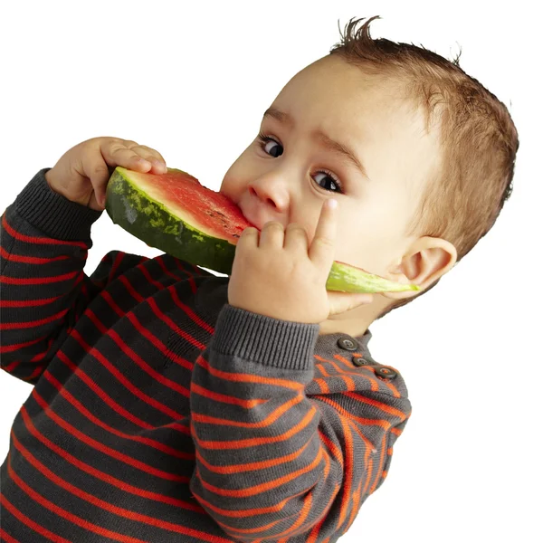 Портрет красивого ребенка, кусающего арбуз за белым бэкгом — стоковое фото