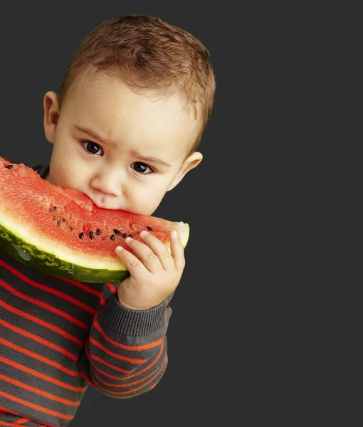 Portrét pohledný kluk drží meloun a sání nad — Stock fotografie