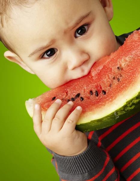 Retrato de um garoto bonito segurando uma melancia e chupando — Fotografia de Stock
