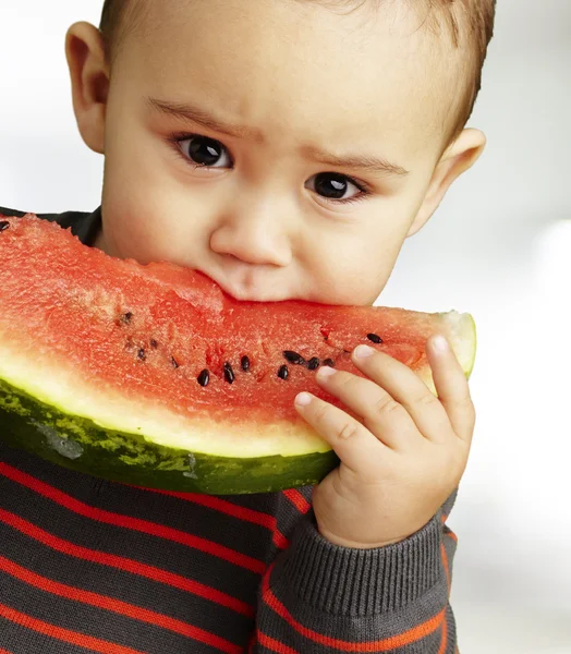 Porträt eines hübschen Kindes, das ein Stück Wassermelone hält und saugt — Stockfoto
