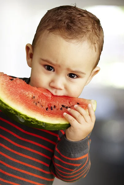 一个英俊的孩子拿着一块西瓜和 suckin 的肖像 — 图库照片