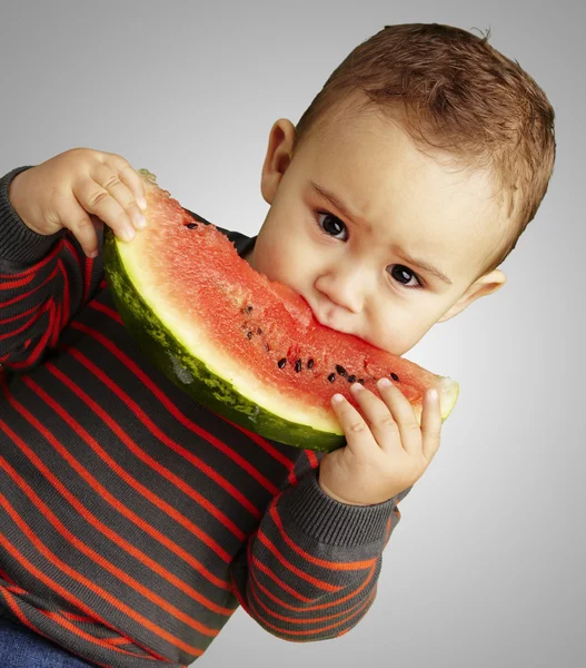 Potret seorang anak tampan memegang semangka dan mengisap lebih dari — Stok Foto