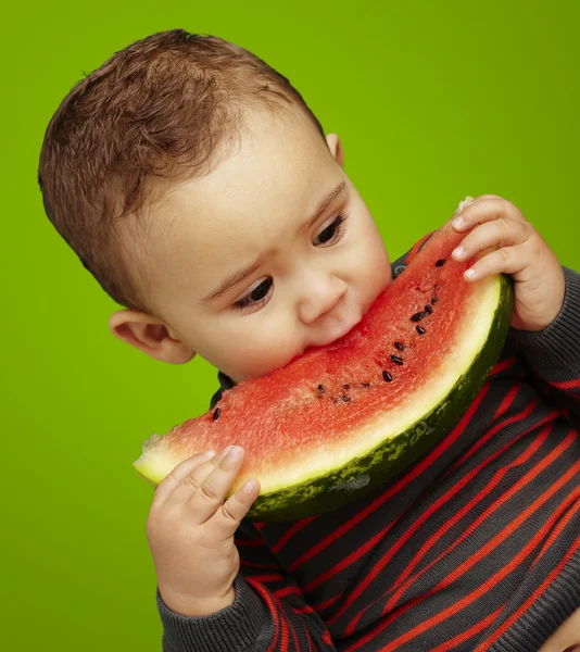 Portret van een knappe jongen houden een watermeloen en zuigen over — Stockfoto
