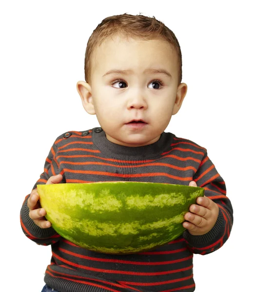 Portret van baby houdt een grote watermeloen over witte pagina — Stockfoto