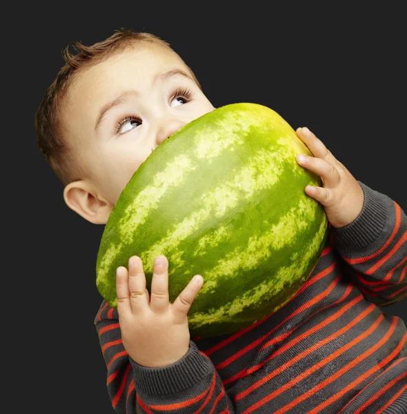 Portrét pěkný dítě drží meloun a sání před — Stock fotografie