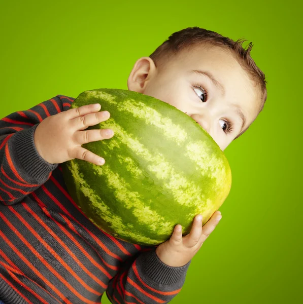 Portret van een knappe jongen holding watermeloen en zuigen agains — Stockfoto