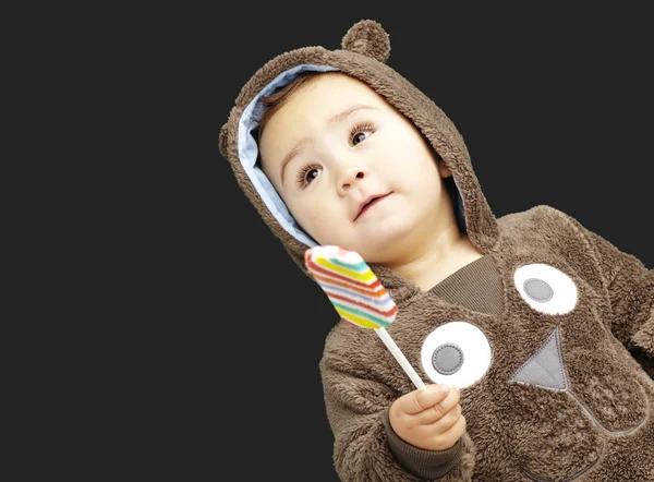 一个英俊的孩子穿着棕色的熊运动衫 holdi 的肖像 — 图库照片