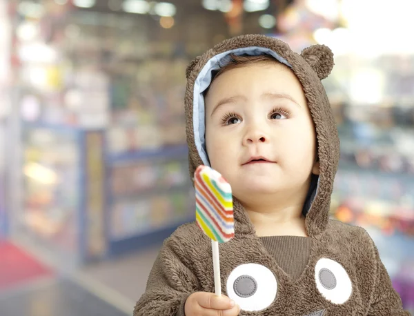 Portret przystojny dziecko sobie holdi bluza niedźwiedź brunatny — Zdjęcie stockowe