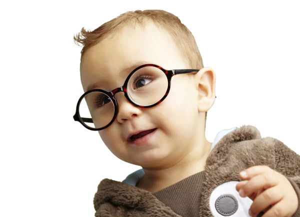 Портрет милого ребенка в круглых очках на белой спине — стоковое фото