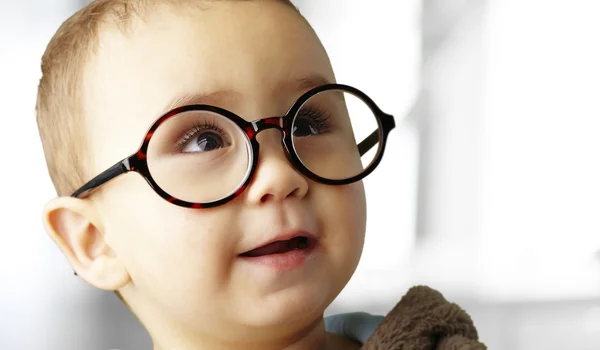 Portrét Kid kulaté brýle indoor — Stock fotografie