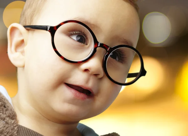 Portret dziecko sobie okrągły okulary przeciw streszczenie backgro — Zdjęcie stockowe