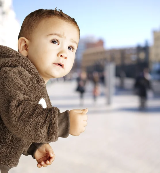 Porträt eines gutaussehenden Kindes, das ein braunes Bären-Sweatshirt trägt und — Stockfoto