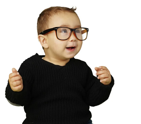 Portrait d'adorable enfant portant des lunettes et gesticulant sur le blanc — Photo