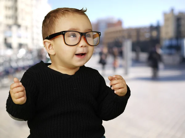 Retrato de un niño adorable con gafas vintage en una calle llena de gente —  Fotos de Stock