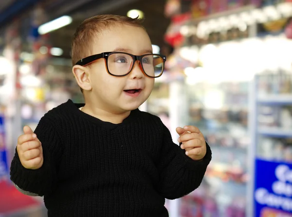 Ritratto di adorabile bambino che indossa occhiali vintage al negozio — Foto Stock