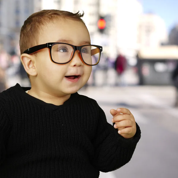 Retrato de un niño adorable con gafas vintage en una calle llena de gente — Foto de Stock