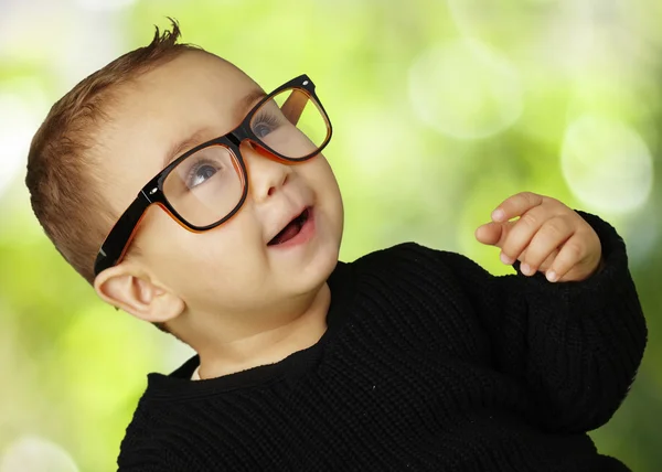 Porträt eines entzückenden Kindes mit Vintage-Brille gegen eine Natur — Stockfoto