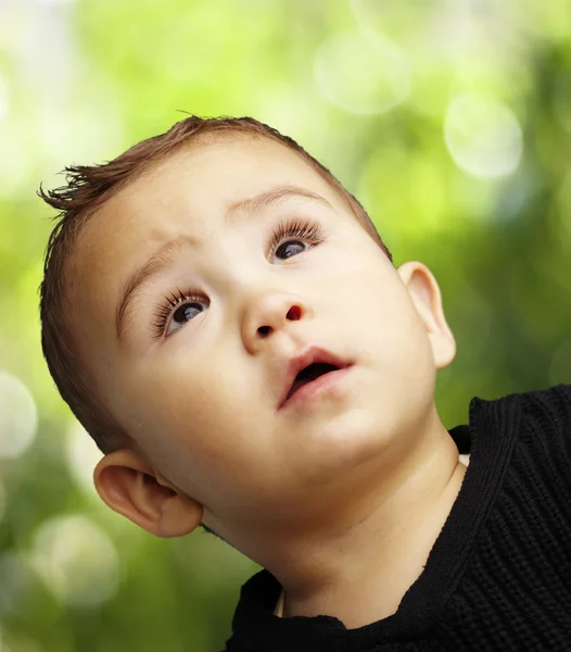 Portret van een knappe jongen op zoek tegen een natuur-pagina — Stockfoto