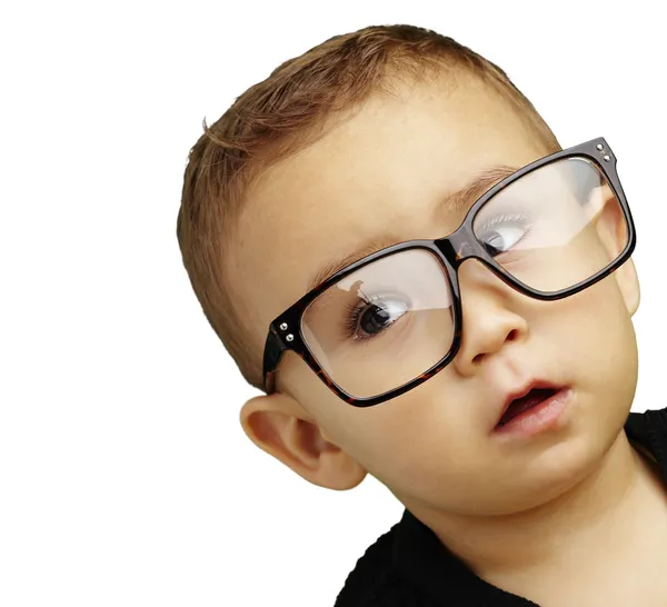 Retrato de criança usando óculos sobre fundo branco — Fotografia de Stock