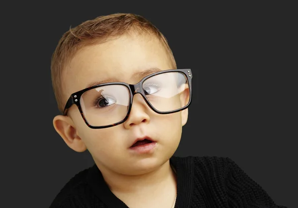 Retrato de niño con gafas sobre fondo negro — Foto de Stock