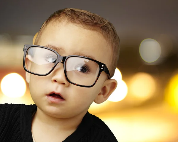 Portret dziecka w okularach w mieście w nocy — Zdjęcie stockowe