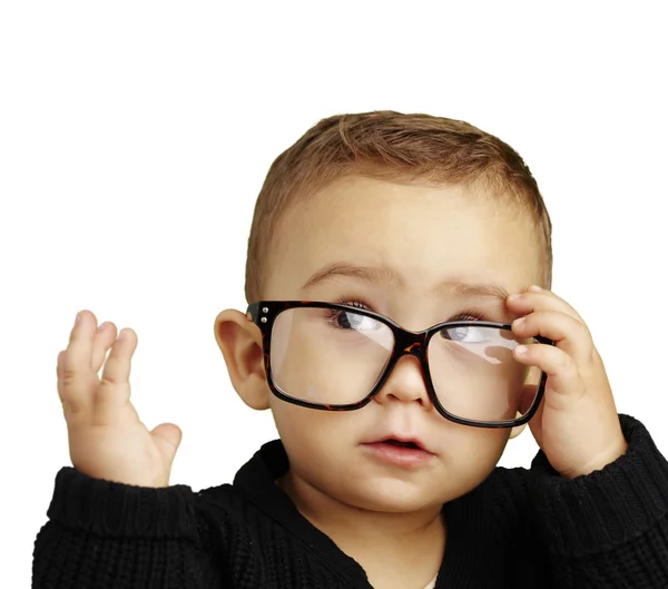 Retrato de un niño serio con gafas y haciendo un gesto sobre — Foto de Stock