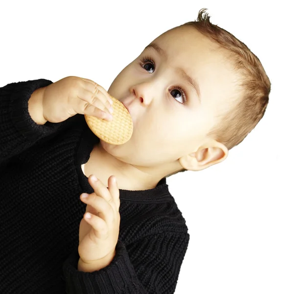 Beyaz zemin üzerinde bir bisküvi yeme çocuk portresi — Stok fotoğraf