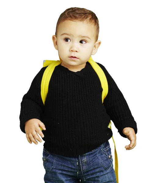 Retrato de niño adorable llevando mochila amarilla sobre bac blanco —  Fotos de Stock