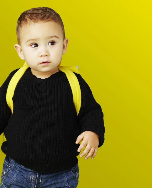 Üzerinde sarı ba sarı sırt çantası taşıyan sevimli çocuk portresi — Stok fotoğraf
