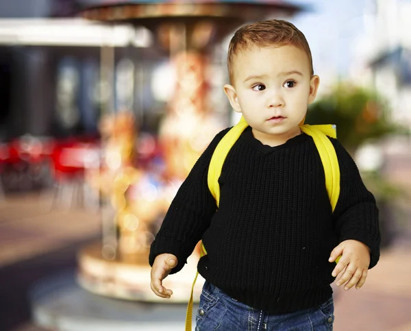 Ritratto di adorabile bambino che porta lo zaino giallo contro un caro — Foto Stock