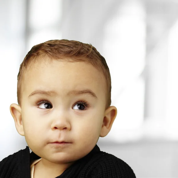 Kapalı ararken bebek portresi — Stok fotoğraf