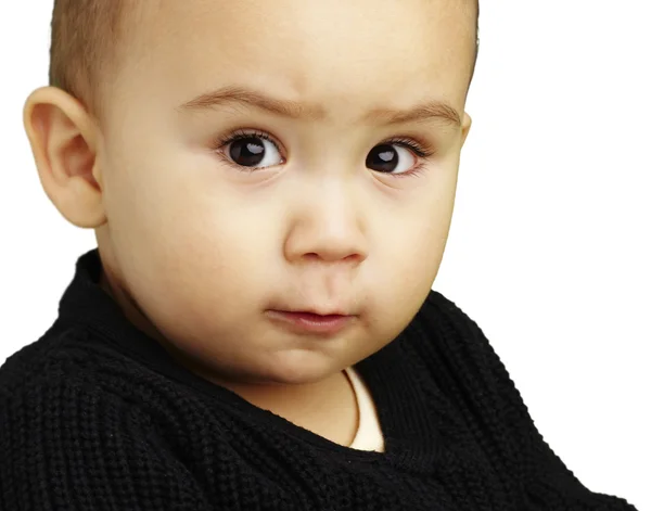 Retrato de criança séria olhando para a frente sobre fundo branco — Fotografia de Stock