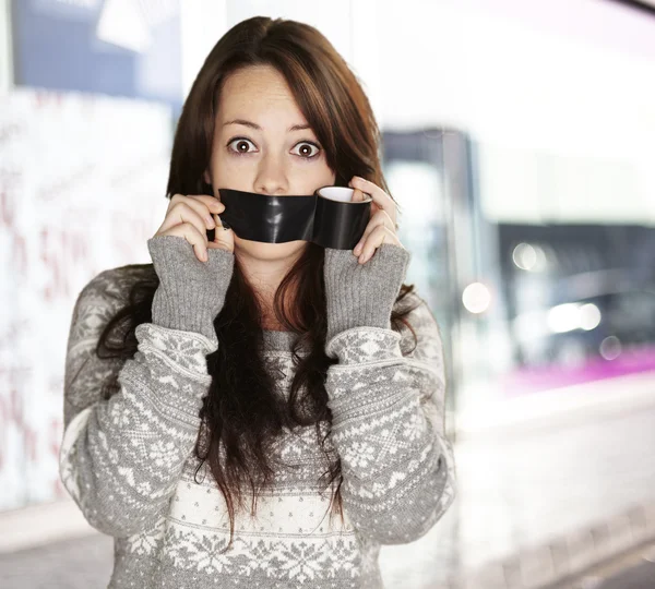 Retrato de chica asustada siendo silenciada por ella misma en la calle — Foto de Stock