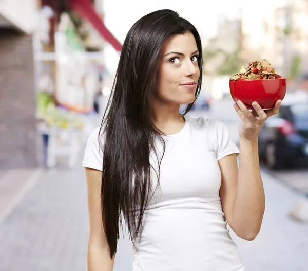 Žena držící misku s obilovinami — Stock fotografie