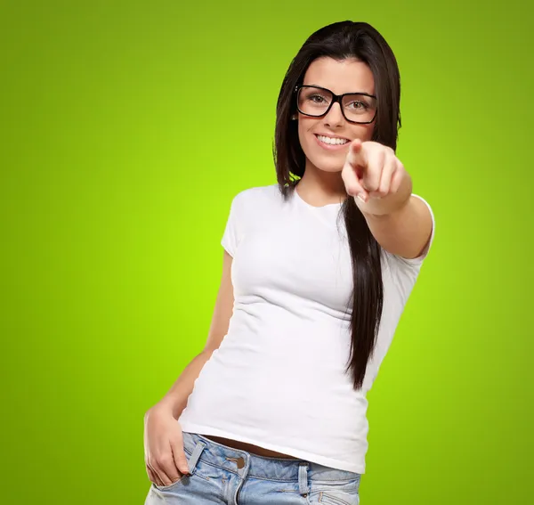 指用手指对绿色的 bac 的年轻女人的画像 — 图库照片