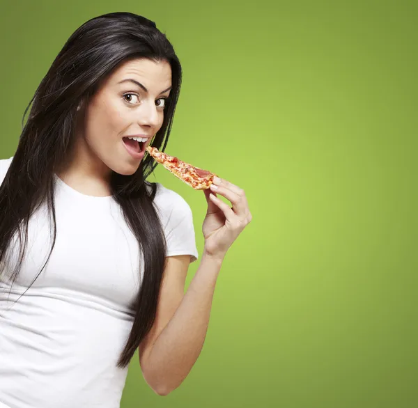 Жінка їдять піцу — стокове фото