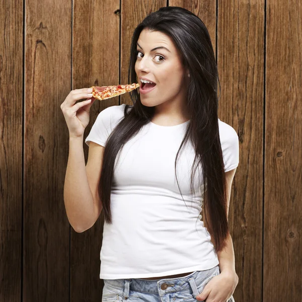 Kobieta jedząca pizzę — Zdjęcie stockowe