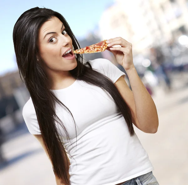 Woman eating pizza — Stock Photo, Image