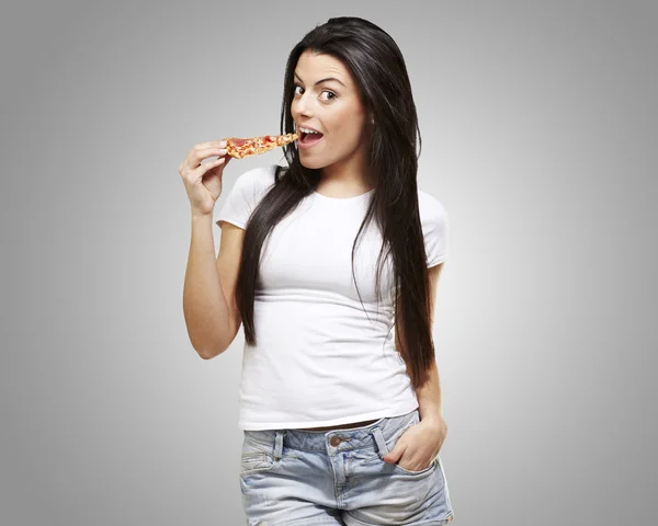 Donna mangiare pizza — Foto Stock