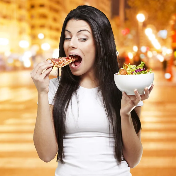 Femme manger de la pizza — Photo