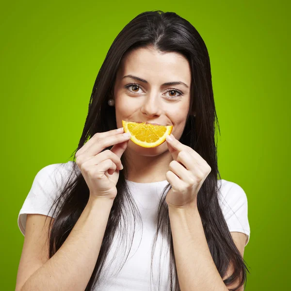 Женщина с оранжевой улыбкой — стоковое фото