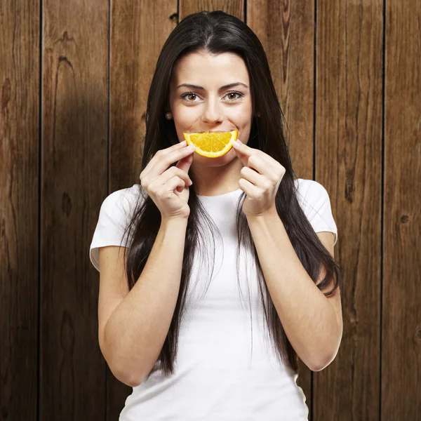 Žena s oranžovou úsměv — Stock fotografie