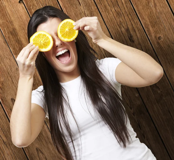 Γυναίκα με πορτοκάλια ως τα μάτια — Φωτογραφία Αρχείου