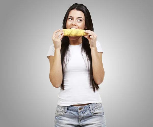Donna che mangia una pannocchia — Foto Stock