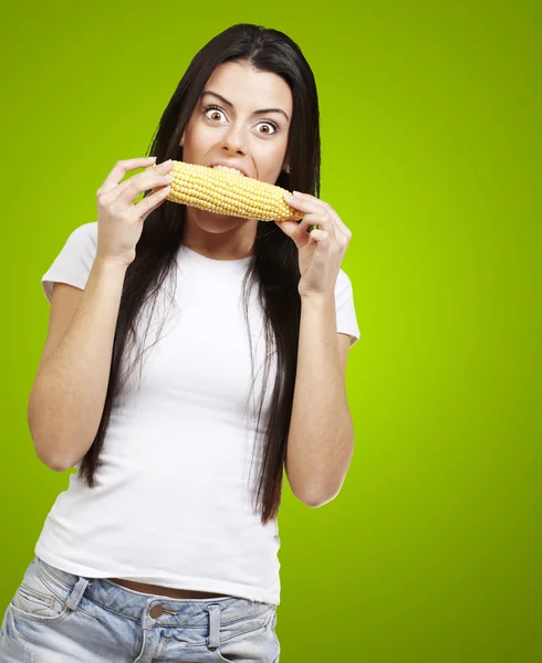 Vrouw eten een maïskolf — Stockfoto