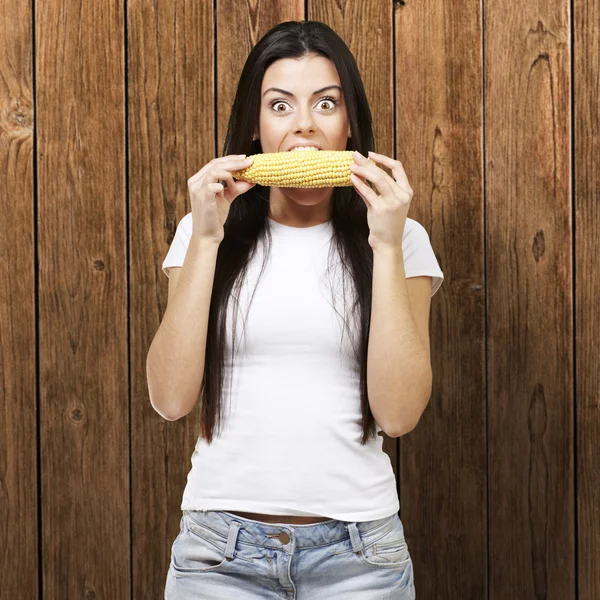 Frau isst einen Maiskolben — Stockfoto