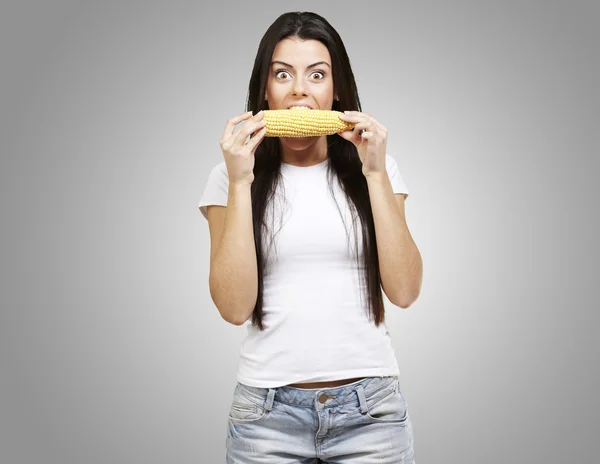 Vrouw eten een maïskolf — Stockfoto