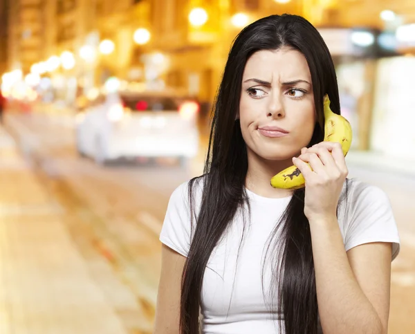 Kobieta z telefonem banan — Zdjęcie stockowe
