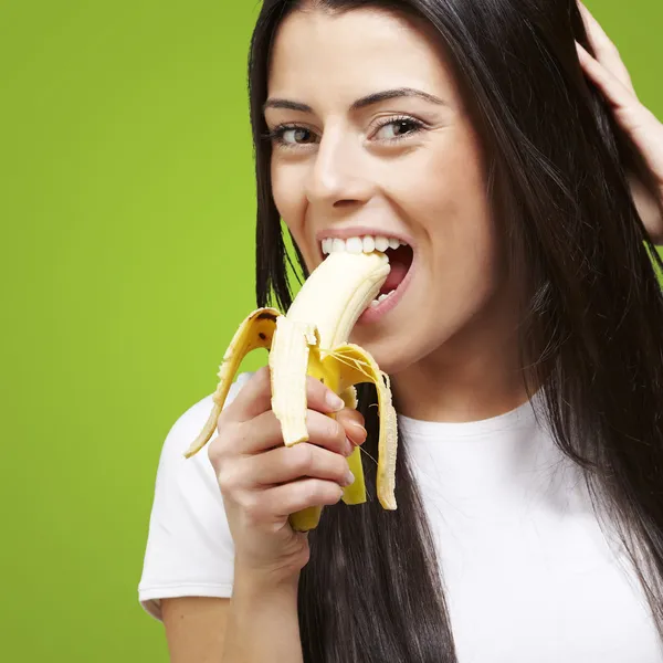 Donna che mangia una banana — Foto Stock